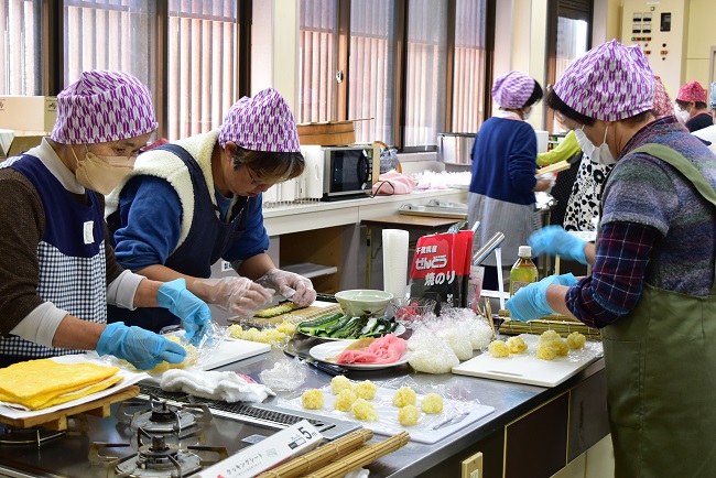 女性部短期大学校第7回講座　太巻き寿司作り