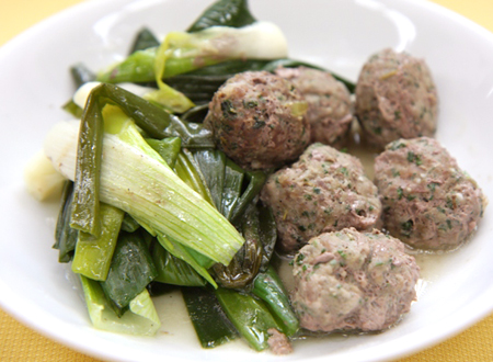 ハーブミートボールと葉玉ねぎの蒸し焼き