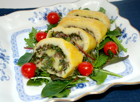 葉玉ねぎとミートのポテトロール