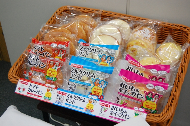 かご盛り合わせの3種類のパン