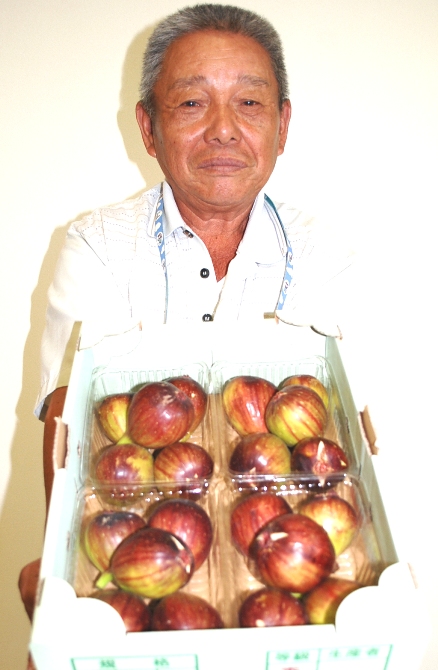 長柄町産のイチジクを紹介する大塚組合長