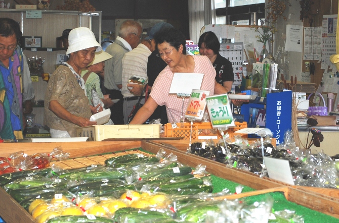 地元野菜いっぱいの店内