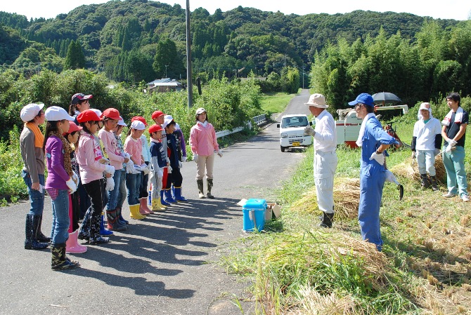 説明をうける児童たち