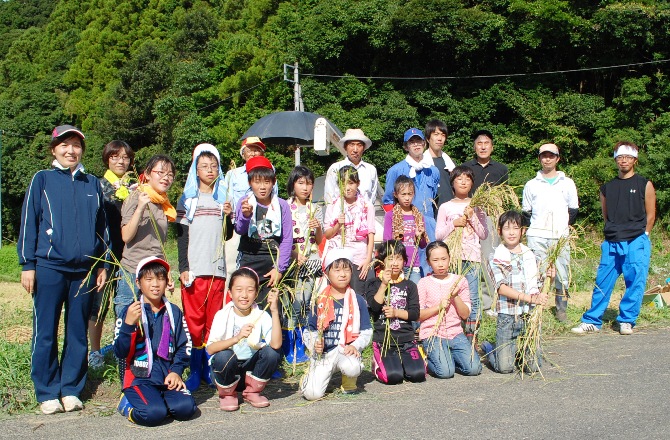 収穫を終えた東小学校5年生のみんな