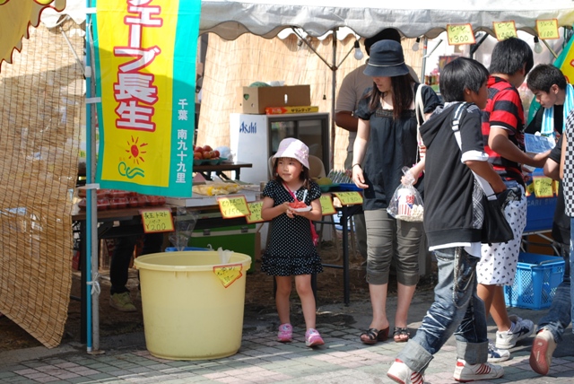 大切にトマトを買ってくれた女の子