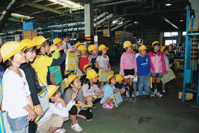 ロータリー式ラックから出されたトマトをロボットが積みます