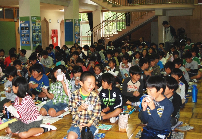 みんなでおにぎりを食べる児童たち