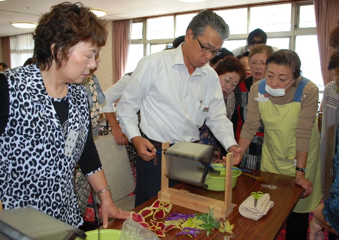 繭から糸をからめます