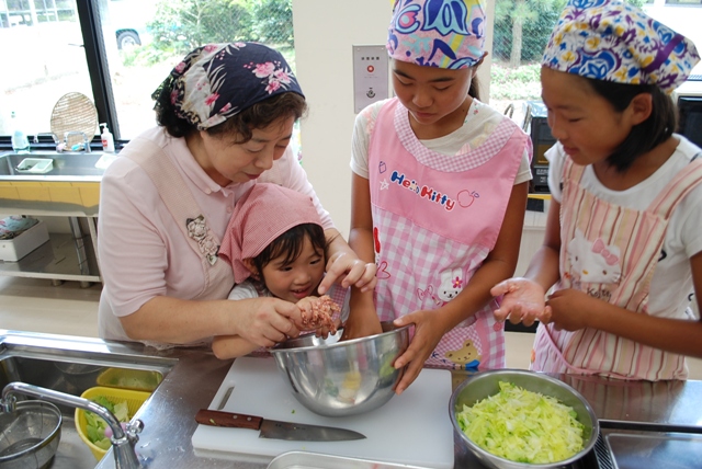 ぎょうざの種をこねるこども