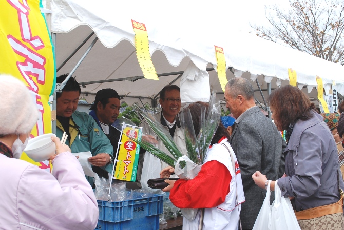 新鮮な地元農産物を販売
