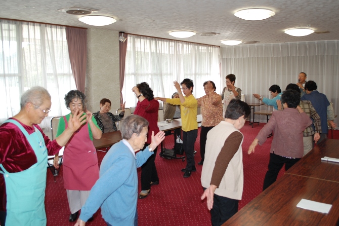 輪になり炭鉱節を楽しみます