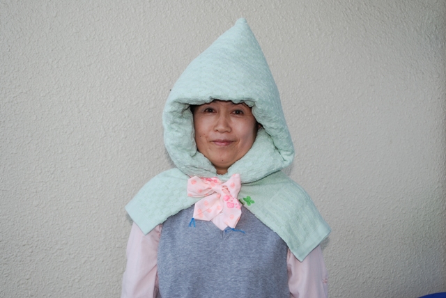 防災ずきんをかぶった様子