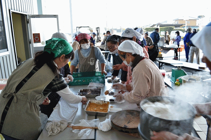 女性部一宮支部の方々からの豚汁・つきたてのお餅
